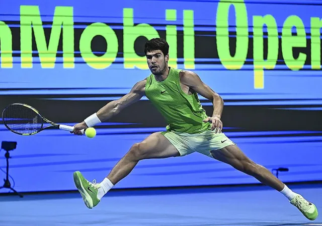 Алкарас оцеля в трисетова битка, Синер сензационно аут в Доха