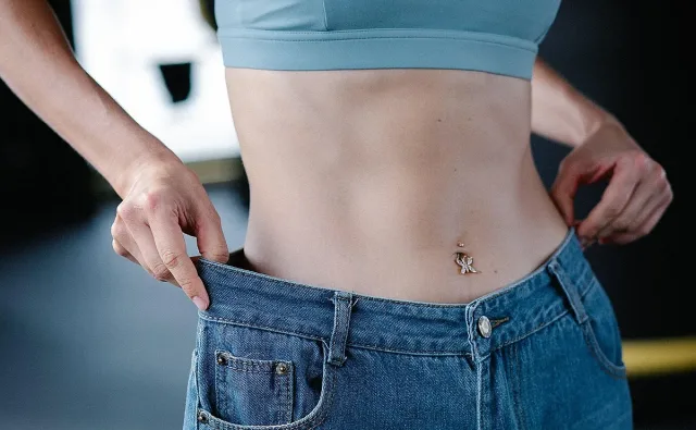 Диетолози посочиха коя напитка най-добри топи мазнини по корема