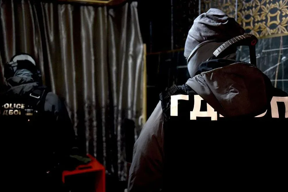 "Ако не работиш, ще умреш!" Закопчаха сводници с дрога и оръжие