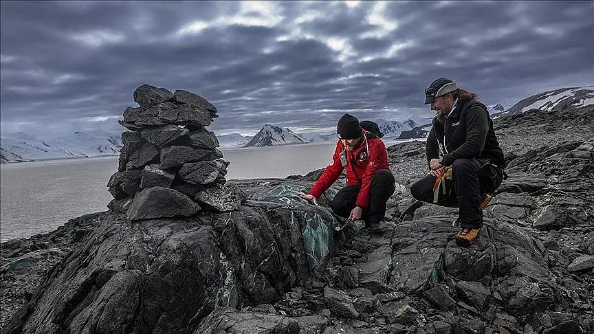 Български и турски учени разчитат тайните на Антарктида