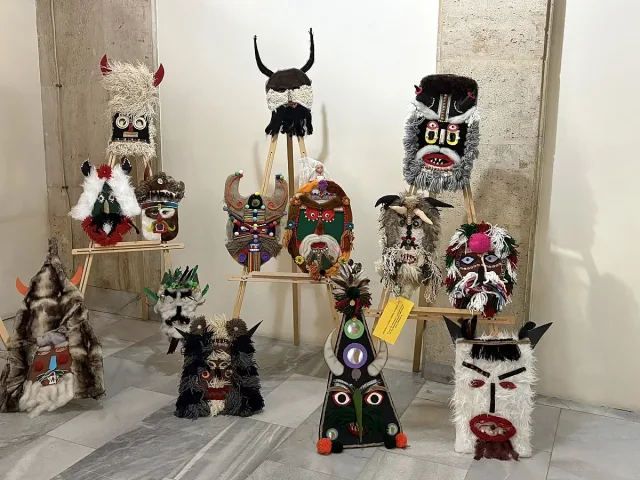 Фоайето на Община Казанлък грейна с изкуството на най-малките творци на България