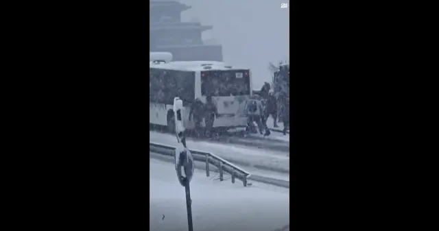 Пътници бутаха закъсал автобус в София