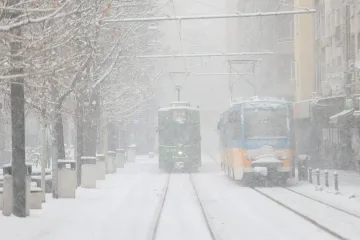 Снежен капан в София. Пътници бутаха закъсал автобус