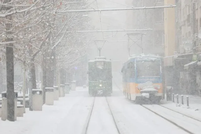 Снежен капан в София. Пътници бутаха закъсал автобус