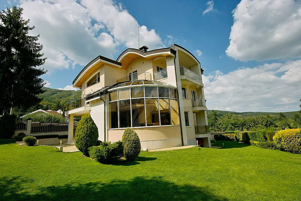 Имотен вулкан до София. Старо село стана дом на най-богатите