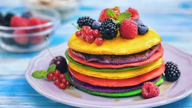 Изненадайте семейството с цветни палачинки