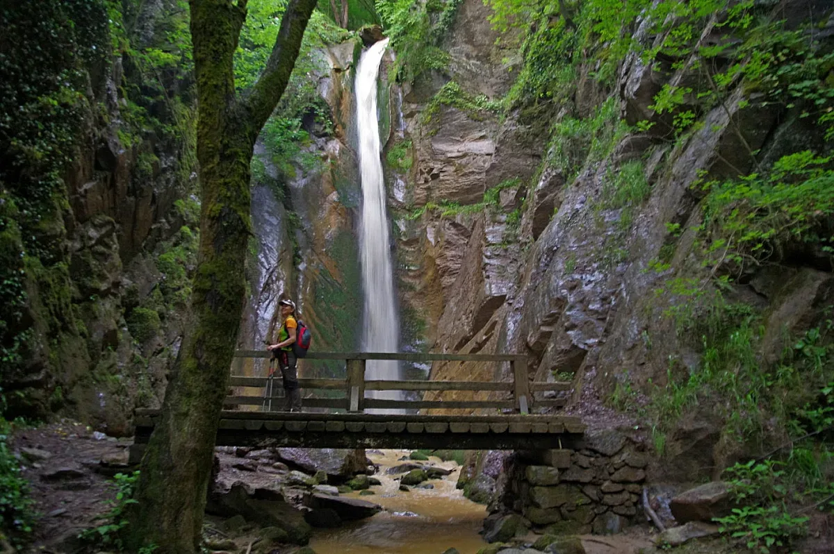 Изумяващо! Водопад е заключен от скала