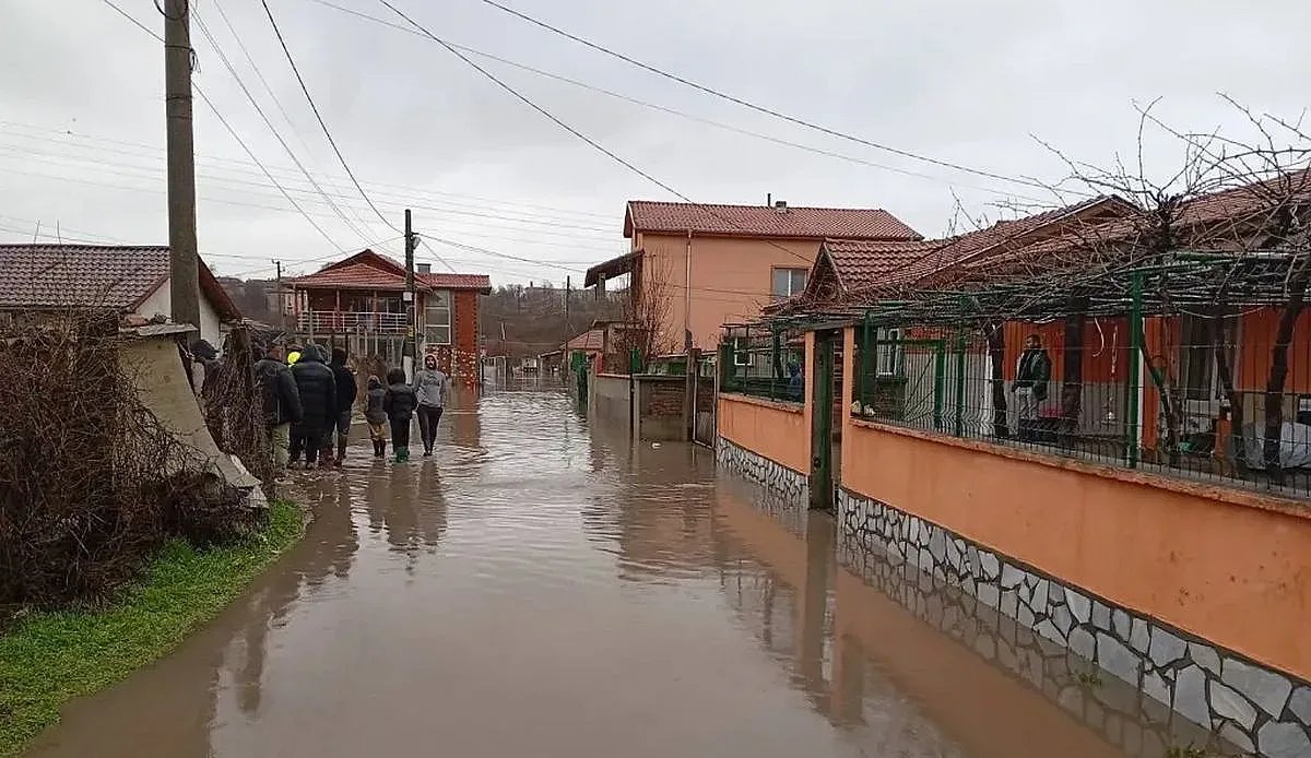 Реките в Хасковско се оттеглят, но опасността още не е преминала