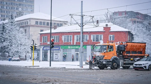 Минусови температури сковаха София. 35 обработки срещу лед през нощта