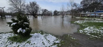 Реките се покачват опасно! Риск от преливания след обилния снеговалеж