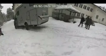 "Снимай, снимай", чува се на запис от "Петрохан". Ето кои са жените до Калушев