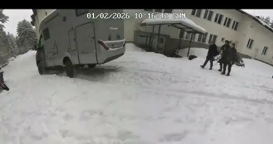 "Снимай, снимай", чува се на запис от "Петрохан". Ето кои са жените до Калушев