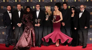 Лео и Шон Пен триумфират на награди в Лондон