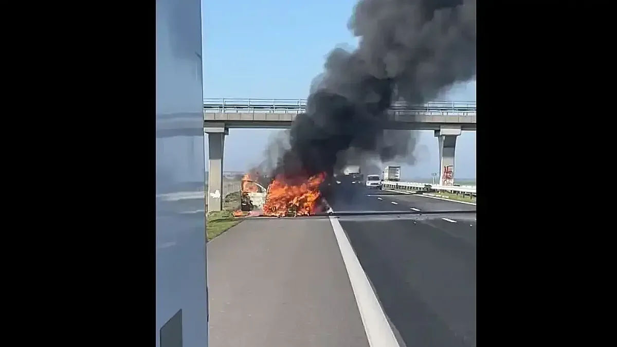 Кола пламна на "Тракия" и блокира движението