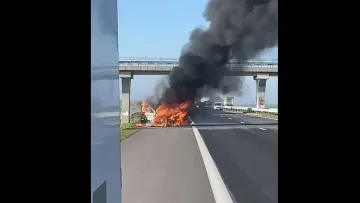 Кола пламна на "Тракия" и блокира движението