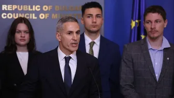 Служебното правителство с масова чистка по високите етажи