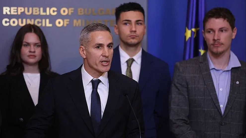 Служебното правителство с масова чистка по високите етажи