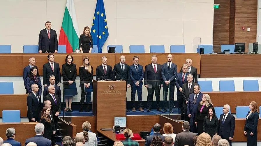 Кабинетът “Гюров”! Две сенки и един воденичен камък