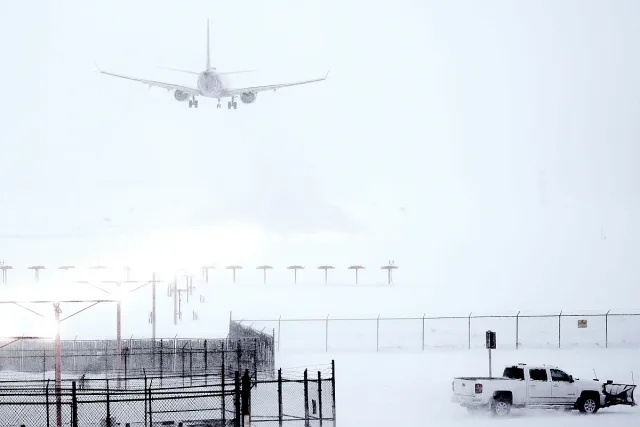 Рекорден сняг! Отмениха 8000 полета в САЩ