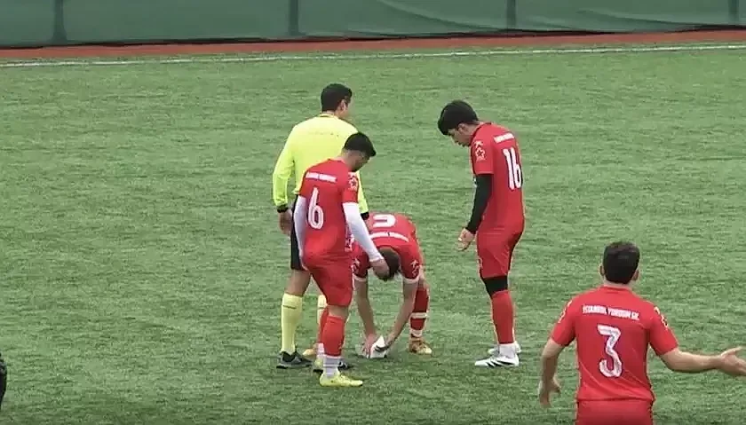 Невероятно! Футболист спаси живота на чайка на мач