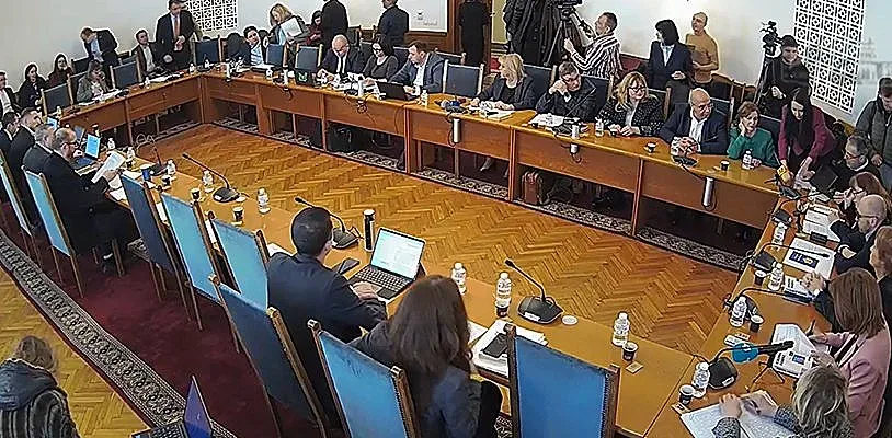 Скандалът със секциите в чужбина! Отхвърлиха ветото на Йотова