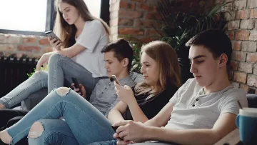 Gen Z пренаписа правилата за парите. Купува пенсия на 40, а не бетон