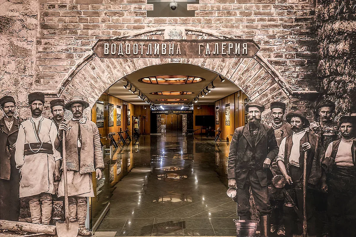 Градът на черното злато оживя в НИМ. Уникална изложба