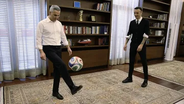 Радостин Василев скочи на Бербатов! ОБНОВЕНА