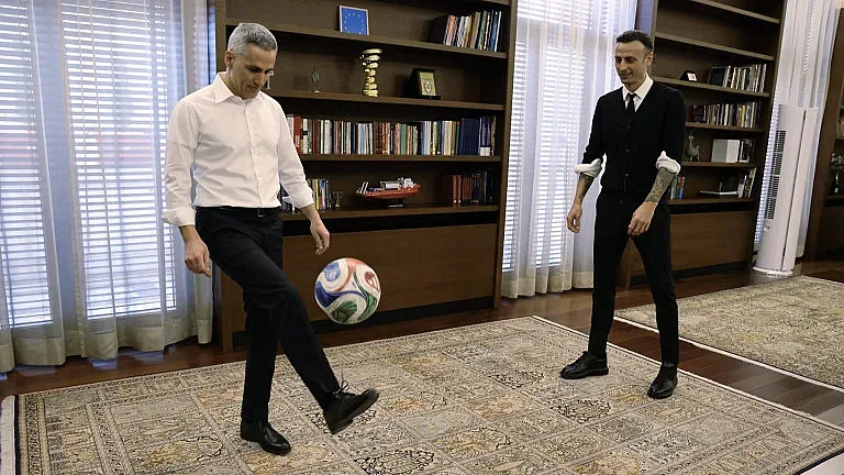 Радостин Василев скочи на Бербатов! ОБНОВЕНА