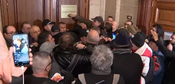 Вандали! БОЕЦ щурмува Съдебната палата (СНИМКИ)