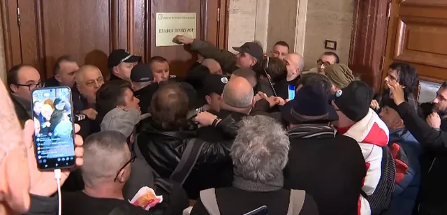 Вандали! БОЕЦ щурмува Съдебната палата (СНИМКИ)