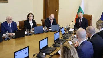 Анализатори предупреждават: Риск и щети за ПП-ДБ от служебния кабинет!