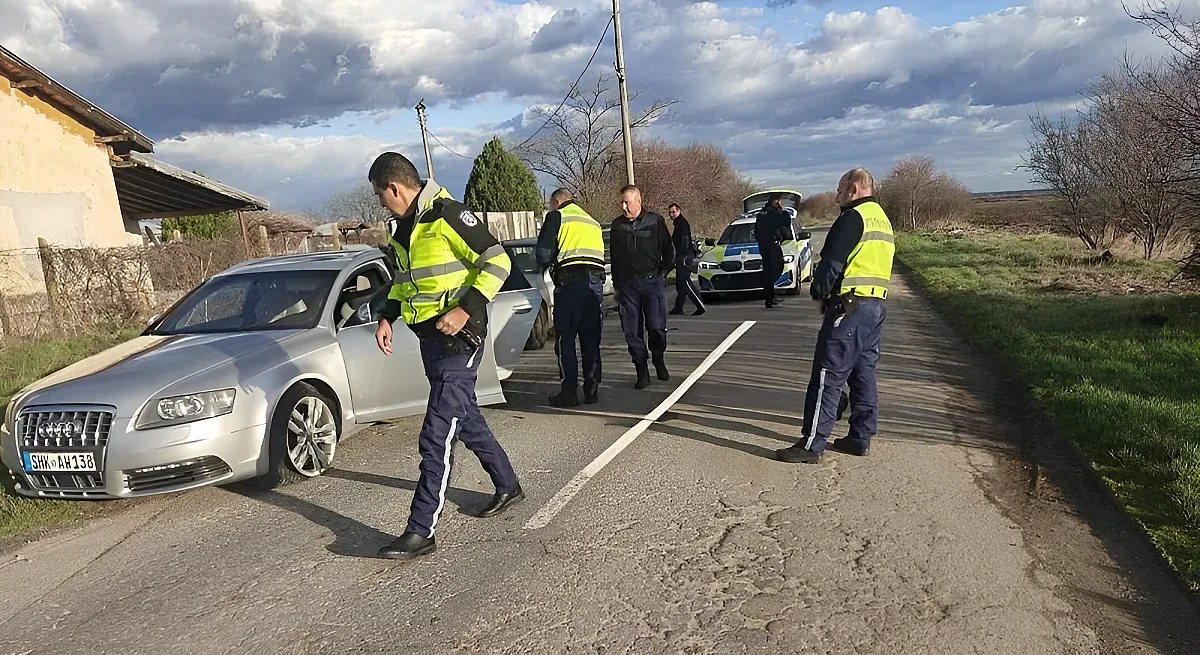 Щракнаха белезници на укриващ се престъпник-беглец