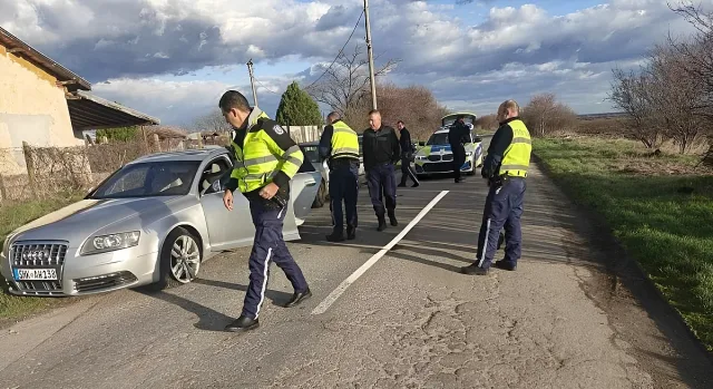 Щракнаха белезници на укриващ се престъпник-беглец