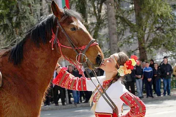 Конският Великден препуска: кой „съблича девет кожуха“ и кога идва лятото