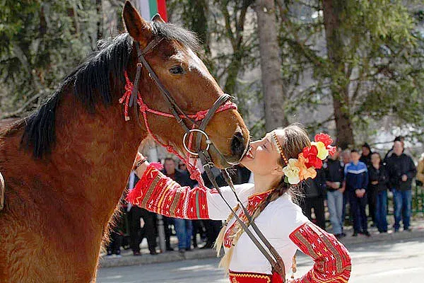 Конският Великден препуска: кой „съблича девет кожуха“ и кога идва лятото