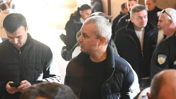 Костадинов захапа премиера: Крие се!