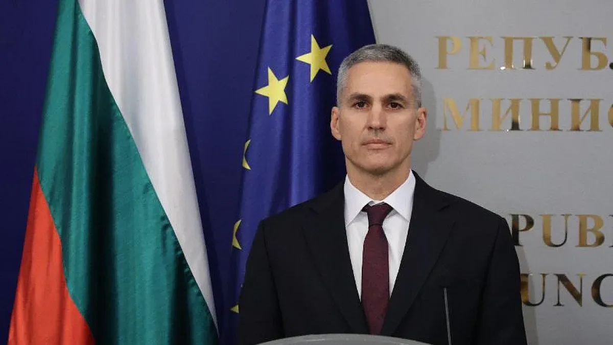 Кабинетът проговори за войната и черните птици на летището (ВИДЕО)