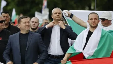 Жега под прозорците на Гюров. "Възраждане" с мощен протест