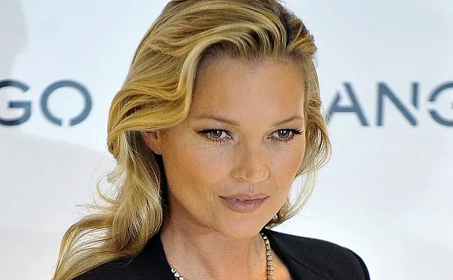 Легендарна манекенка се обърна и остави без думи всички мъже (ВИДЕО)