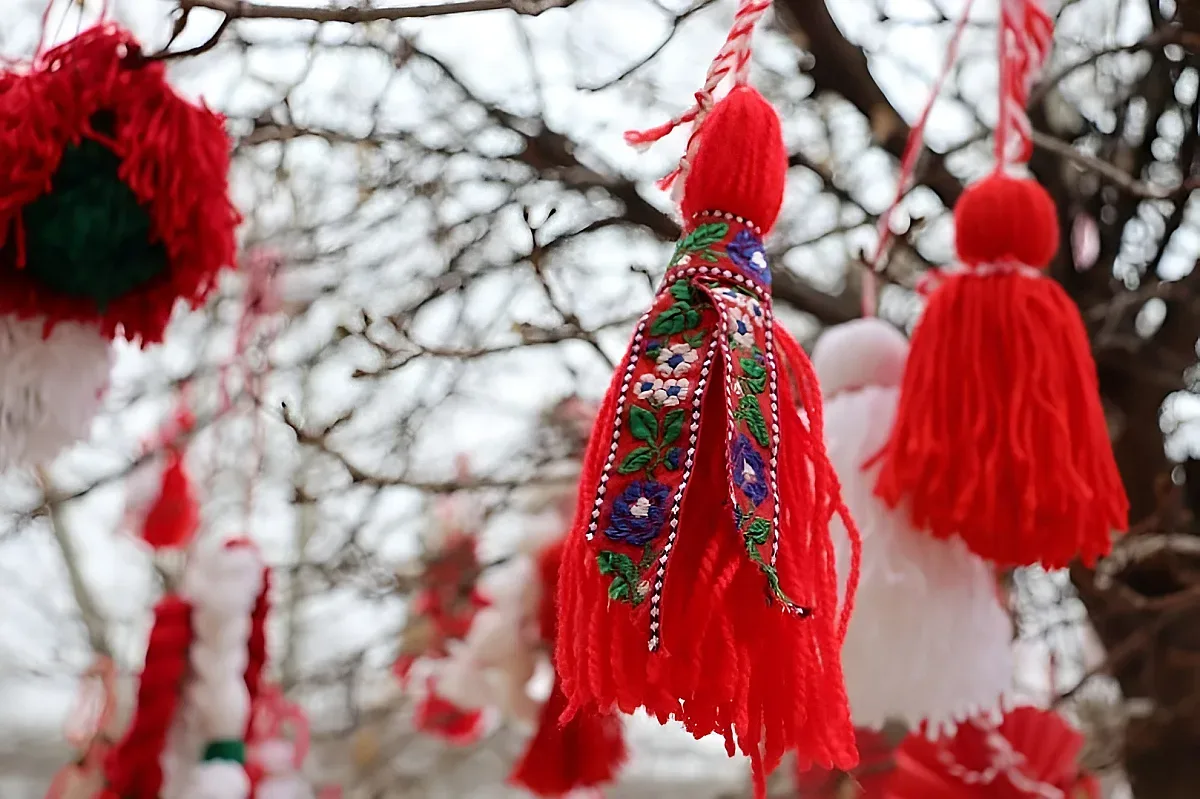 Българите посрещат Баба Марта с древни обичаи и живи поверия