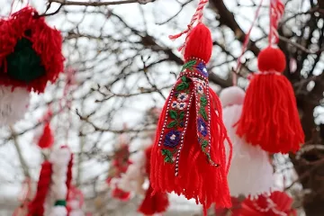 Българите посрещат Баба Марта с древни обичаи и живи поверия