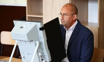 Анализатори за проекта на Радев: Залогът расте с всяко отлагане