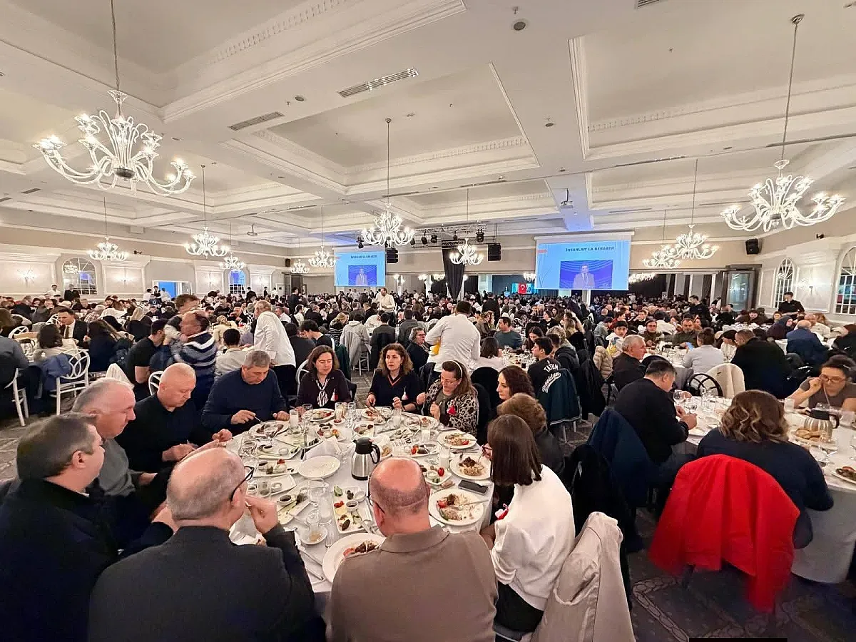 Делян Пеевски даде ифтар на 800 души в Бурса