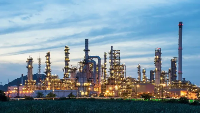 Дронове удариха гигантска рафинерия в Саудитска Арабия