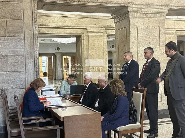 Ето кой регистрира партията на Радев