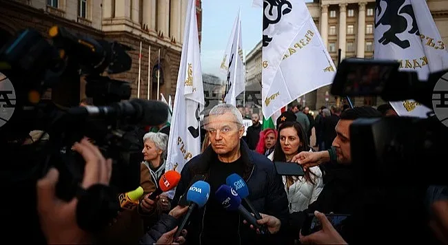 "Възраждане" скочи! Митинг под прозорците на Гюров