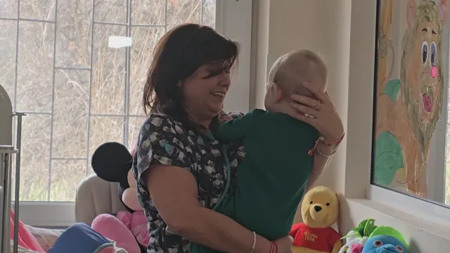 Търси се дом за бебета близначета. Здрави са, но живеят в болница, защото няма къде