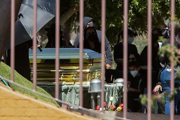 Златен ковчег за Ел Менчо. Венци и песни за наркобарона