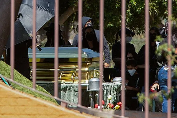 Златен ковчег за Ел Менчо. Венци и песни за наркобарона